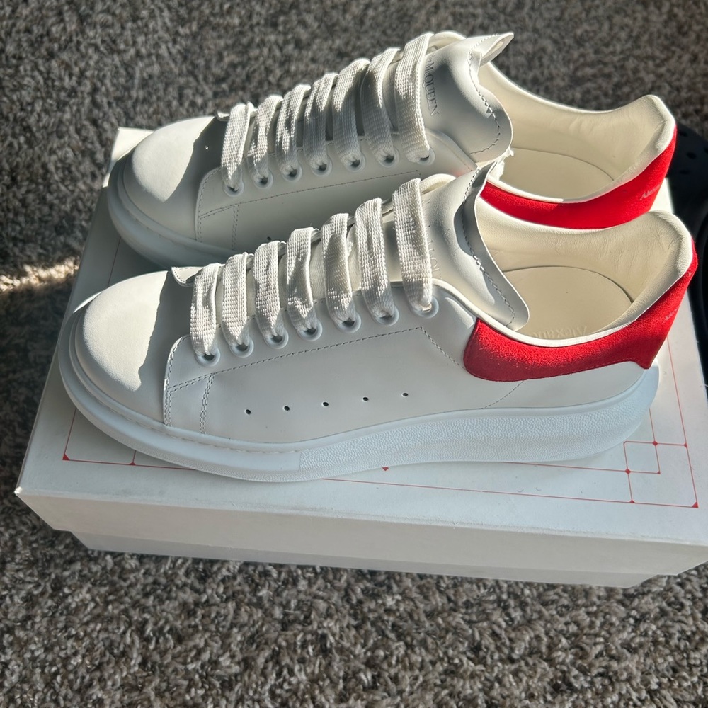 Alexander McQueens White & Red - Picture 5 of 5